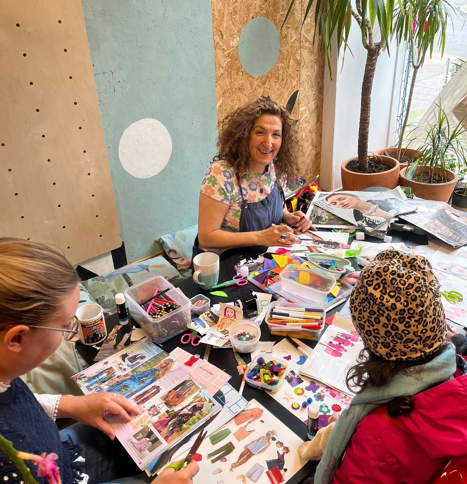Woman teaching creative art class to kids