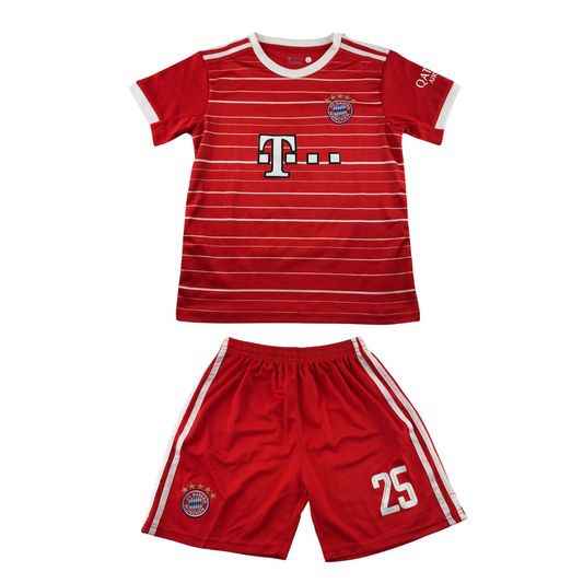 FC Bayern München Football Kit 10-12 years red stripy 25 Müller