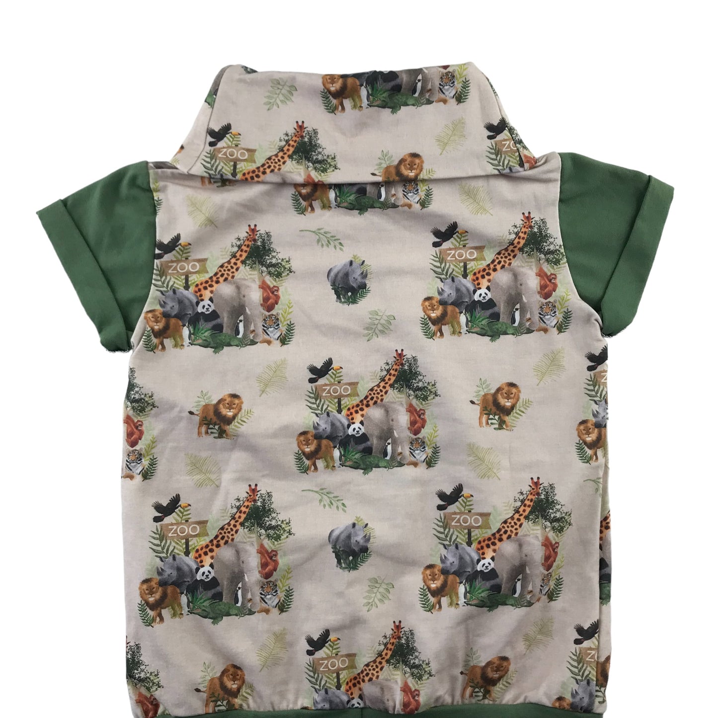 Taffy Tots t-shirt 5 years light beige and green animals loose turtle neck