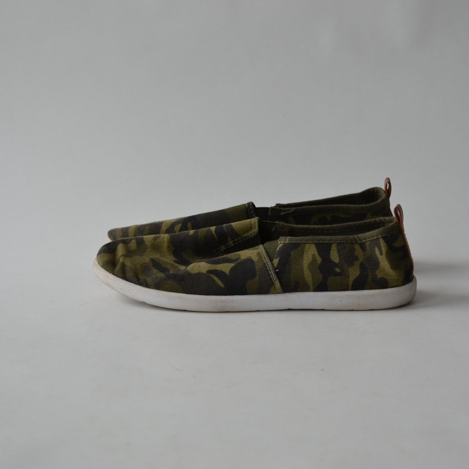 Mens camo best sale slip on shoes